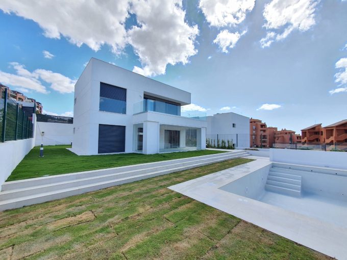 R4876183-Image 1-Detached Villa - 4 Beds - 184 Built