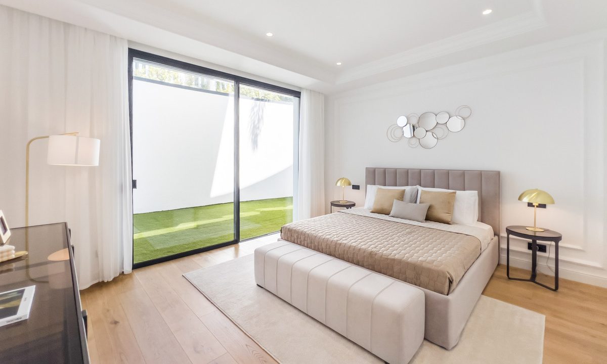 R4907779-House-For-Sale-The-Golden-Mile-Detached-Villa-6-Beds-647-Built-10