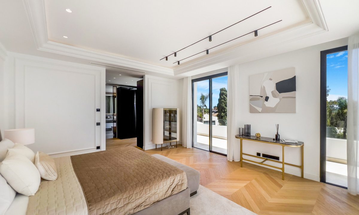 R4907779-House-For-Sale-The-Golden-Mile-Detached-Villa-6-Beds-647-Built-11