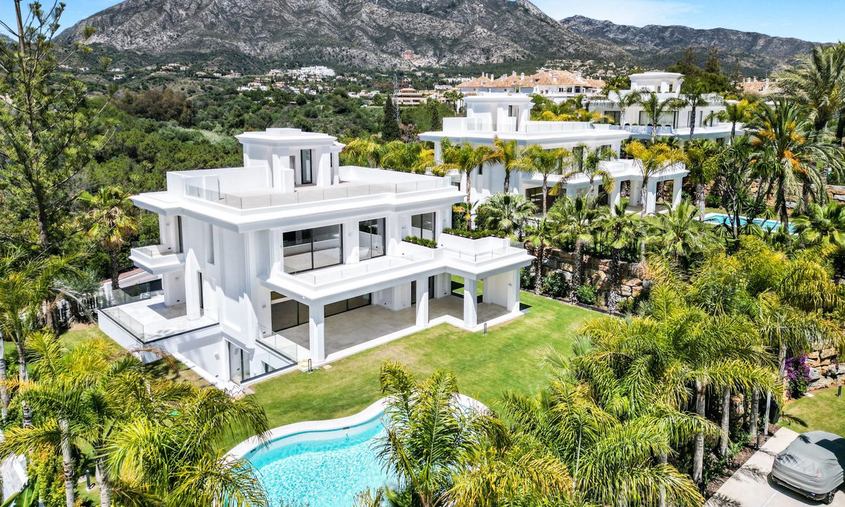 R4907779-House-For-Sale-The-Golden-Mile-Detached-Villa-6-Beds-647-Built