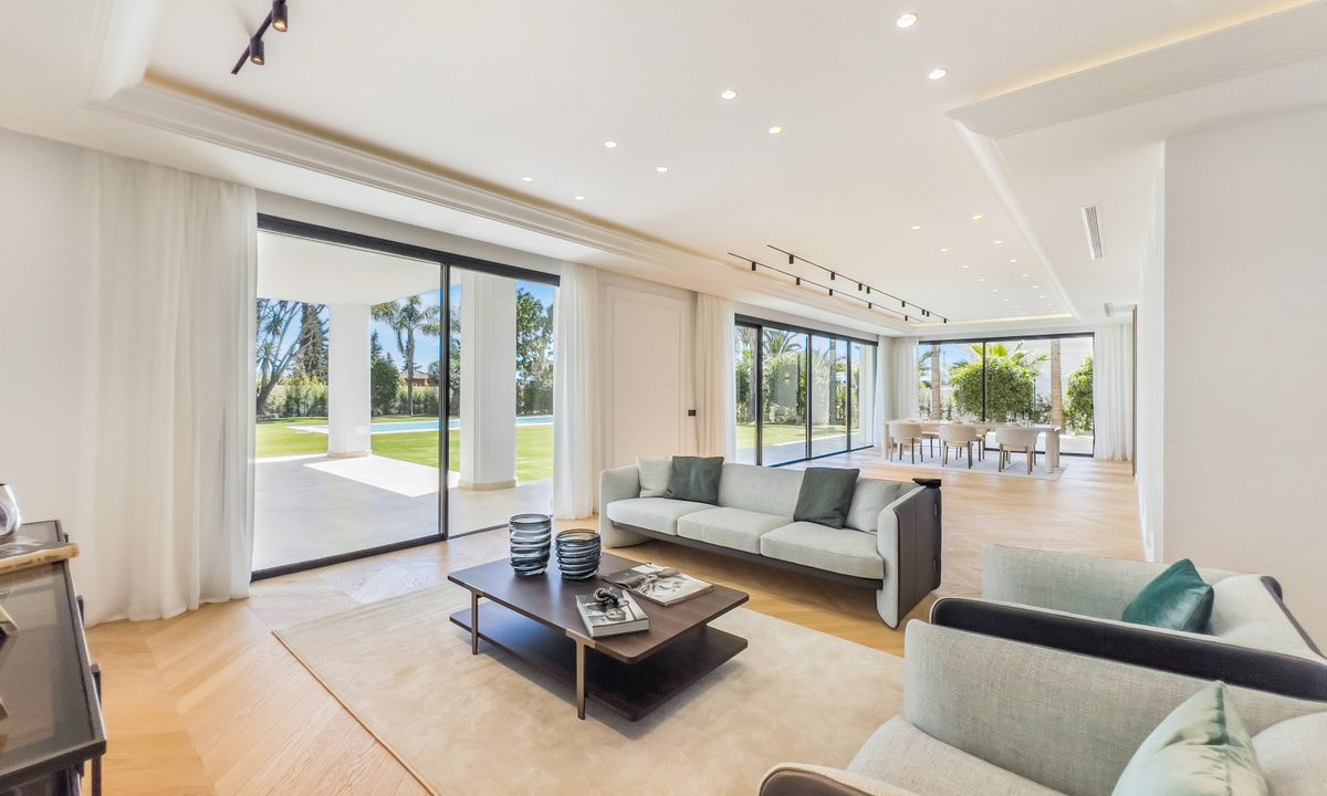 R4907779-House-For-Sale-The-Golden-Mile-Detached-Villa-6-Beds-647-Built-2