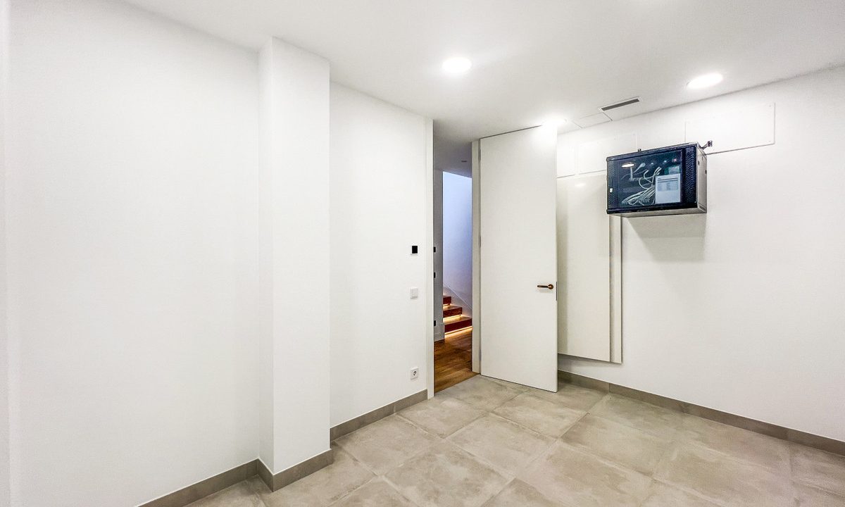 R4907779-House-For-Sale-The-Golden-Mile-Detached-Villa-6-Beds-647-Built-30