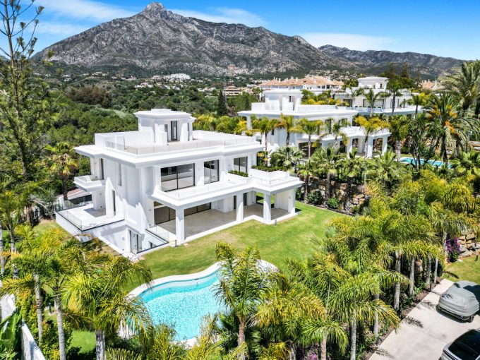 R4907779-Image 1-Detached Villa - 6 Beds - 647 Built