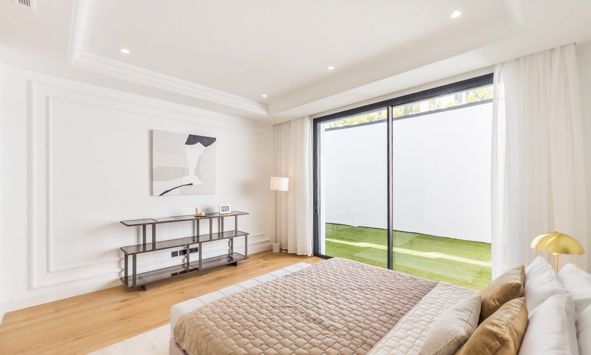R4907779-House-For-Sale-The-Golden-Mile-Detached-Villa-6-Beds-647-Built-9