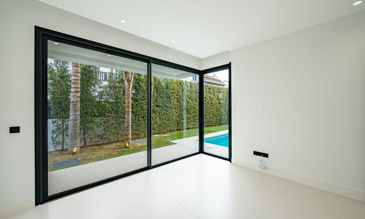 R4907800-House-For-Sale-The-Golden-Mile-Detached-Villa-4-Beds-434-Built-11