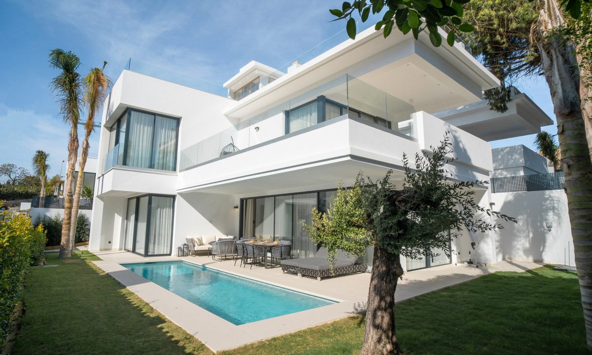R4907800-House-For-Sale-The-Golden-Mile-Detached-Villa-4-Beds-434-Built