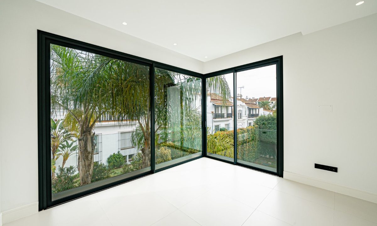 R4907800-House-For-Sale-The-Golden-Mile-Detached-Villa-4-Beds-434-Built-14