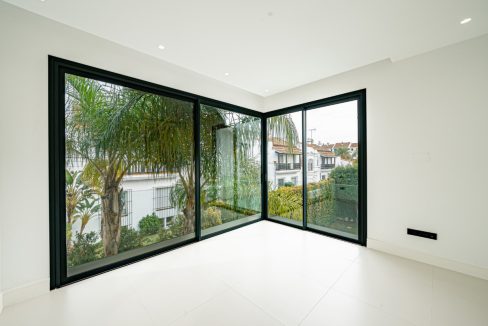 R4907800-House-For-Sale-The-Golden-Mile-Detached-Villa-4-Beds-434-Built-14