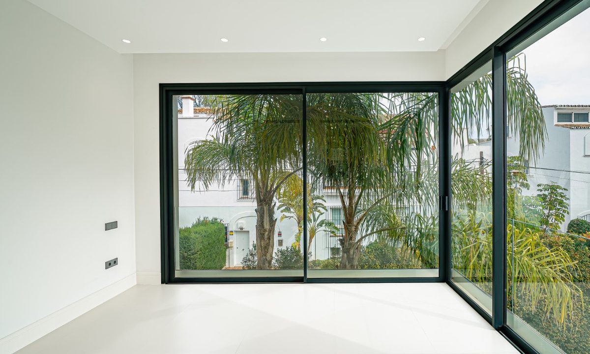 R4907800-House-For-Sale-The-Golden-Mile-Detached-Villa-4-Beds-434-Built-15