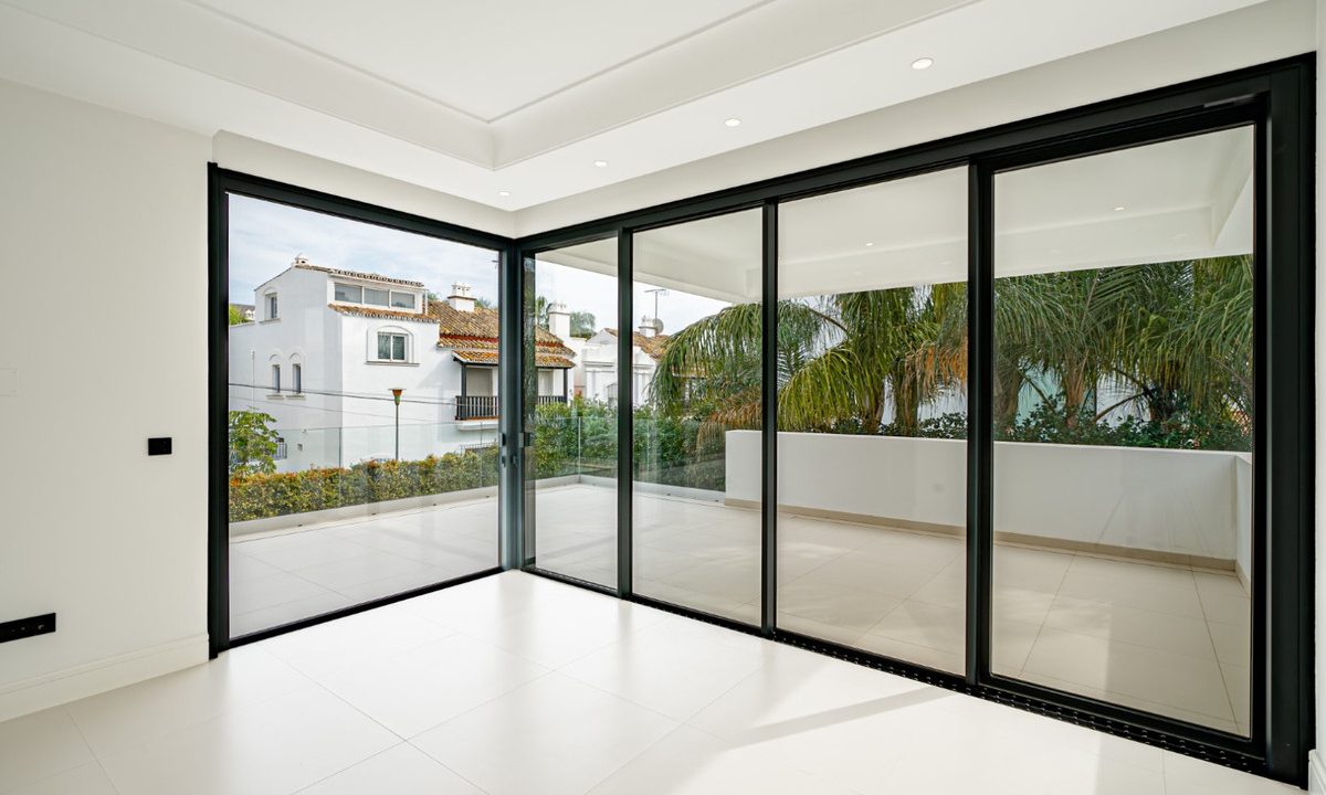 R4907800-House-For-Sale-The-Golden-Mile-Detached-Villa-4-Beds-434-Built-16