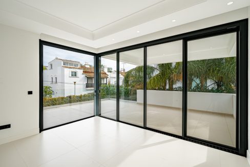 R4907800-House-For-Sale-The-Golden-Mile-Detached-Villa-4-Beds-434-Built-16