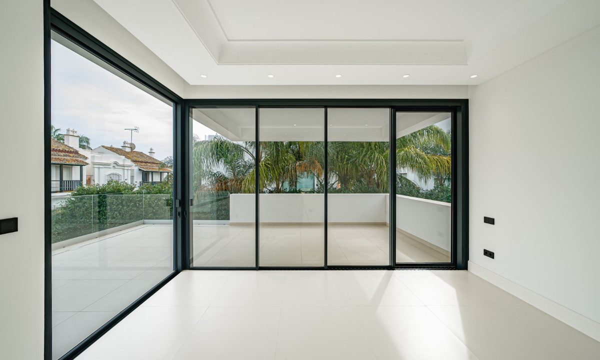 R4907800-House-For-Sale-The-Golden-Mile-Detached-Villa-4-Beds-434-Built-17