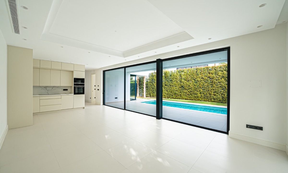 R4907800-House-For-Sale-The-Golden-Mile-Detached-Villa-4-Beds-434-Built-2