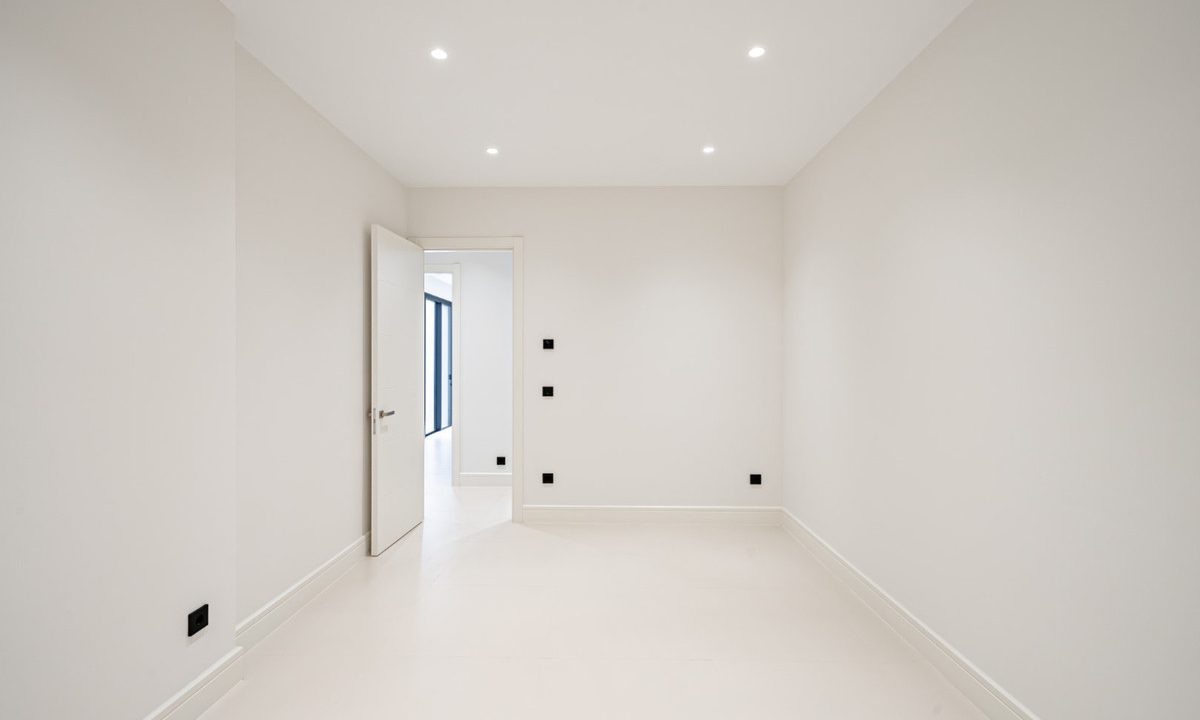 R4907800-House-For-Sale-The-Golden-Mile-Detached-Villa-4-Beds-434-Built-23