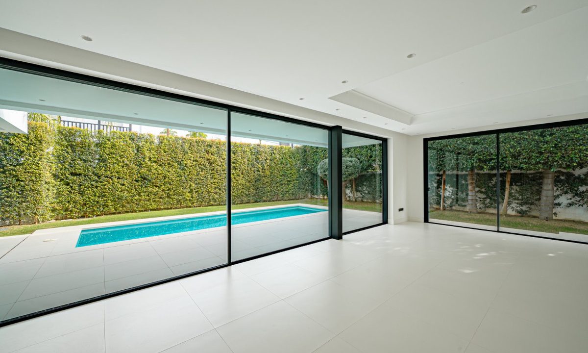R4907800-House-For-Sale-The-Golden-Mile-Detached-Villa-4-Beds-434-Built-3