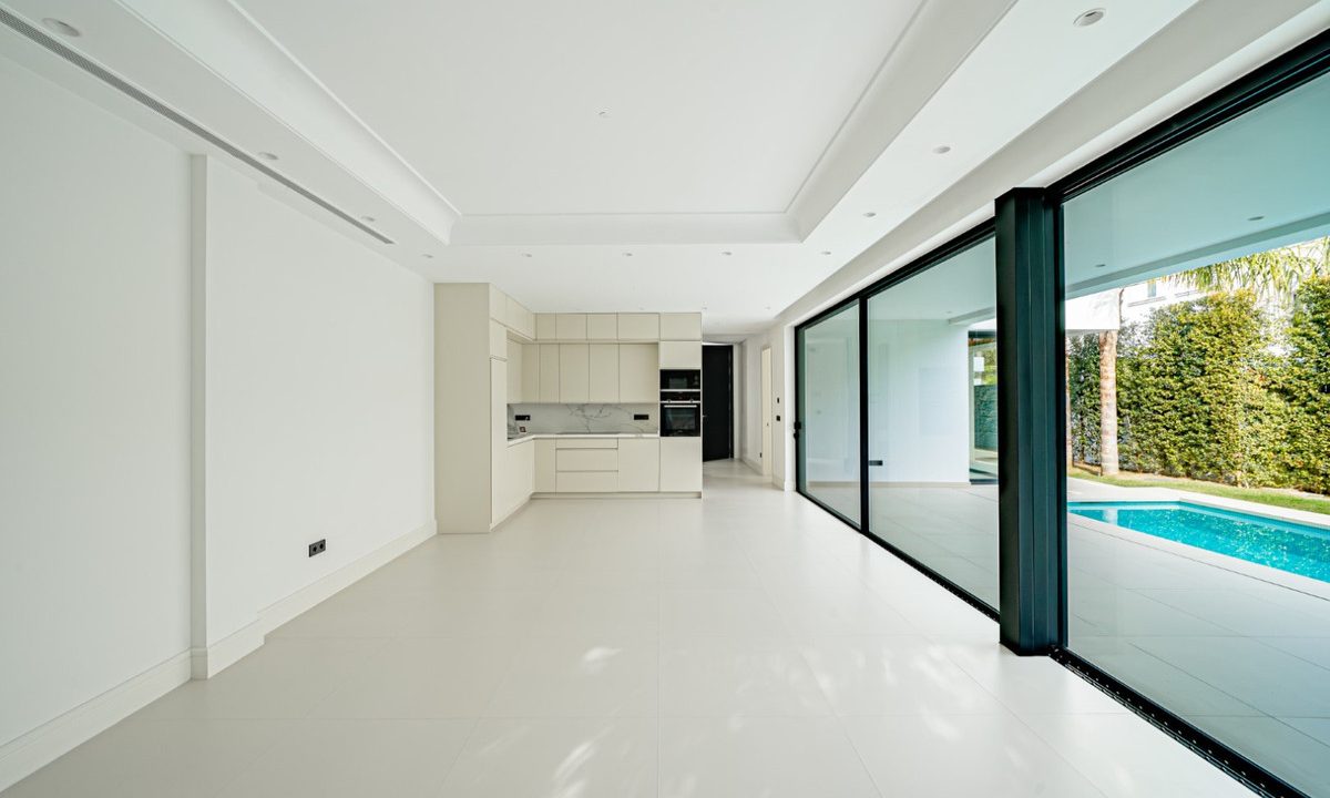 R4907800-House-For-Sale-The-Golden-Mile-Detached-Villa-4-Beds-434-Built-4