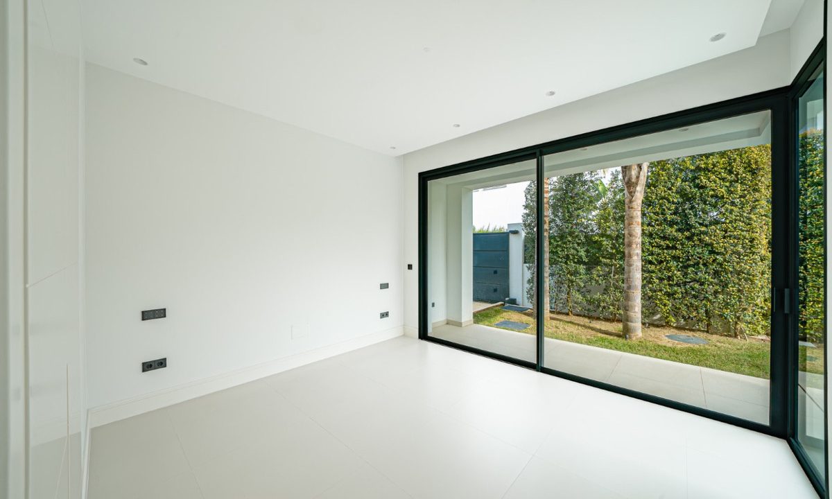 R4907800-House-For-Sale-The-Golden-Mile-Detached-Villa-4-Beds-434-Built-5