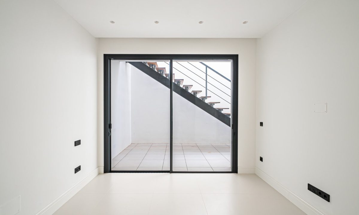 R4907800-House-For-Sale-The-Golden-Mile-Detached-Villa-4-Beds-434-Built-9
