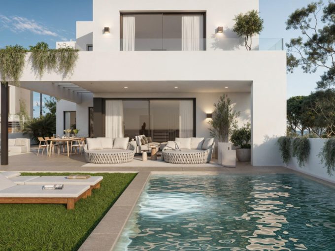 R4949587-Image 1-Detached Villa - 4 Beds - 332 Built
