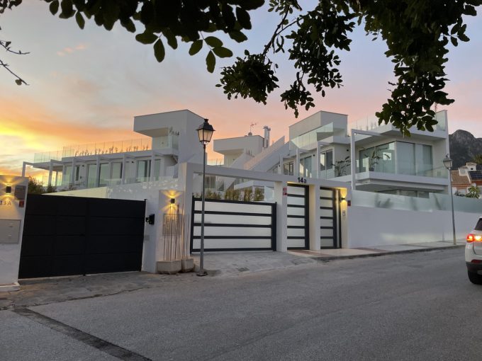 R4972885-Image 1-Detached Villa - 4 Beds - 321 Built