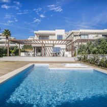 R4974442-Image 1-Detached Villa - 4 Beds - 370 Built