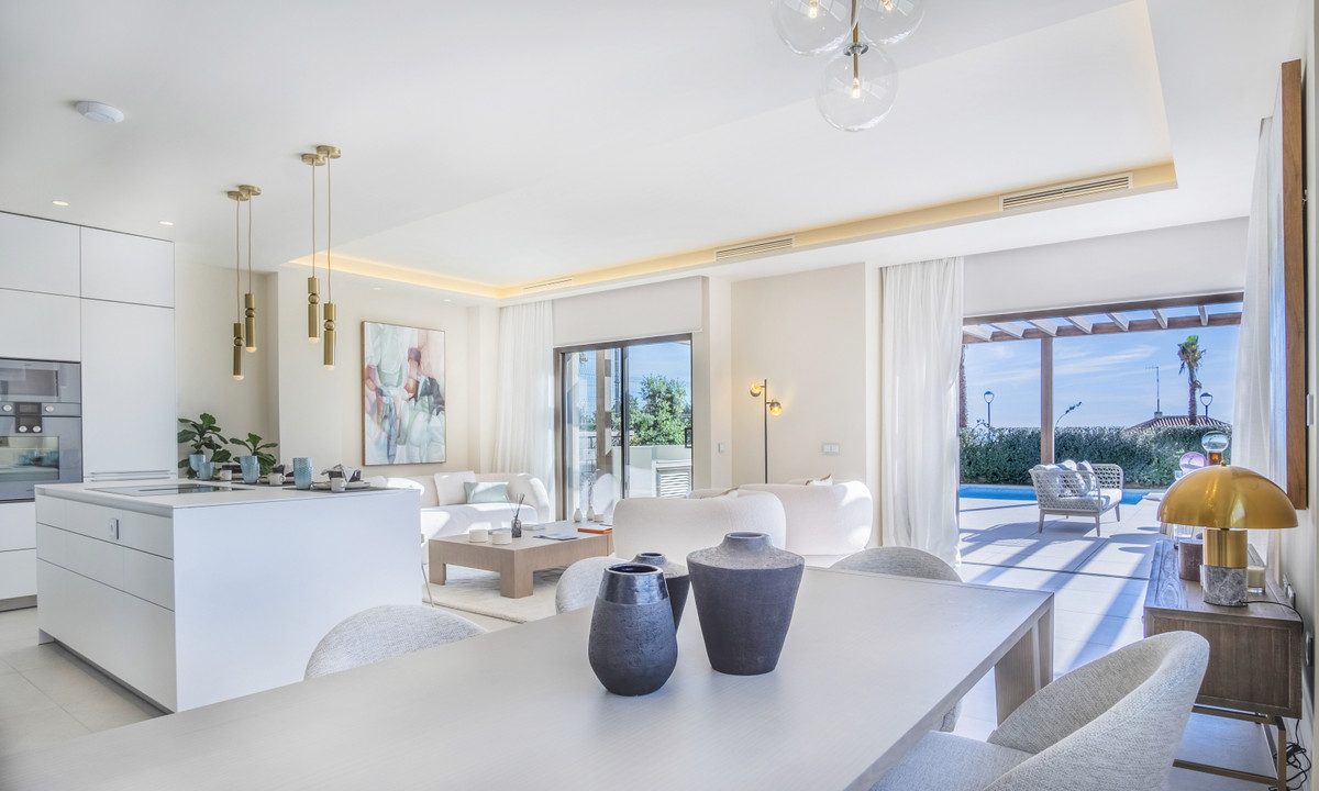 R4974442-House-For-Sale-New-Golden-Mile-Detached-Villa-4-Beds-370-Built-3