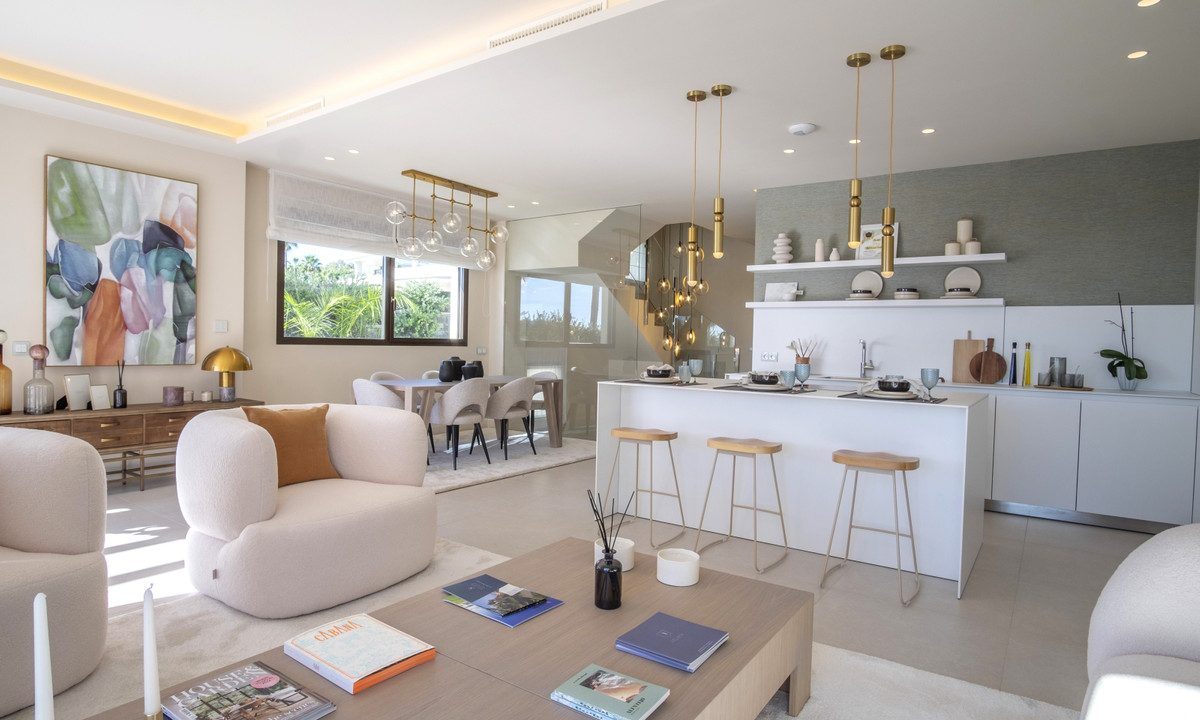 R4974442-House-For-Sale-New-Golden-Mile-Detached-Villa-4-Beds-370-Built-4