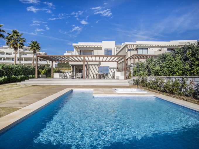 R4974442-Image 1-Detached Villa - 4 Beds - 370 Built