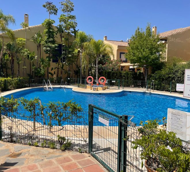 R4108606-Image 1-Terraced - 3 Beds - 136 Built