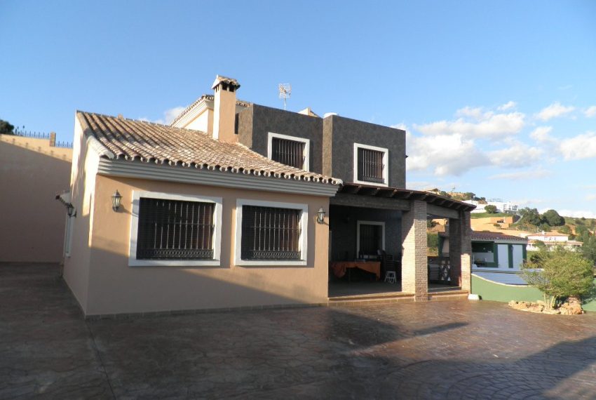R4039246-Villa-For-Sale-Estepona-Detached-6-Beds-200-Built