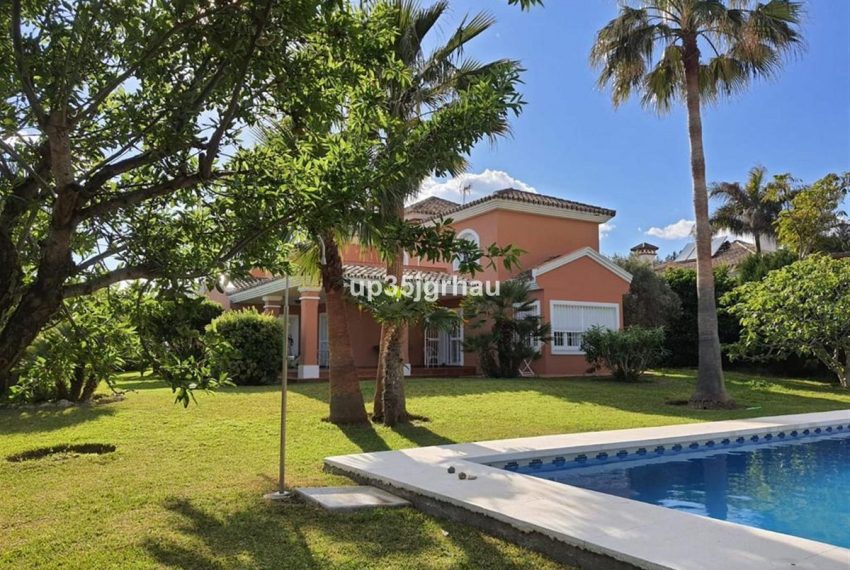 R4313134-Villa-For-Sale-Estepona-Detached-4-Beds-455-Built