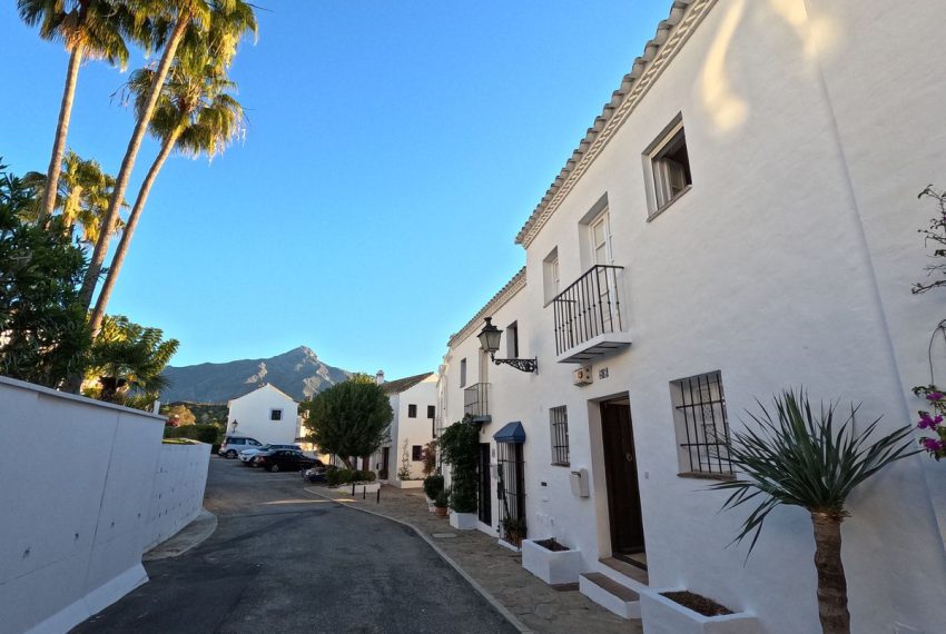 R4578340-Townhouse-For-Sale-Nueva-Andalucia-Terraced-2-Beds-95-Built-2