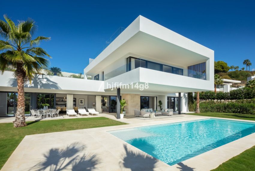 R4168783-Villa-For-Sale-Nueva-Andalucia-Detached-5-Beds-514-Built