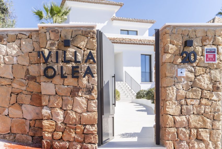 R4362361-Villa-For-Sale-Elviria-Detached-5-Beds-420-Built-1
