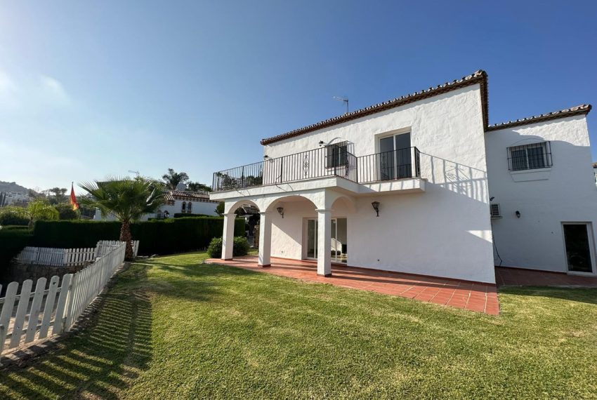 R4687561-Villa-For-Sale-Nueva-Andalucia-Detached-5-Beds-450-Built-1
