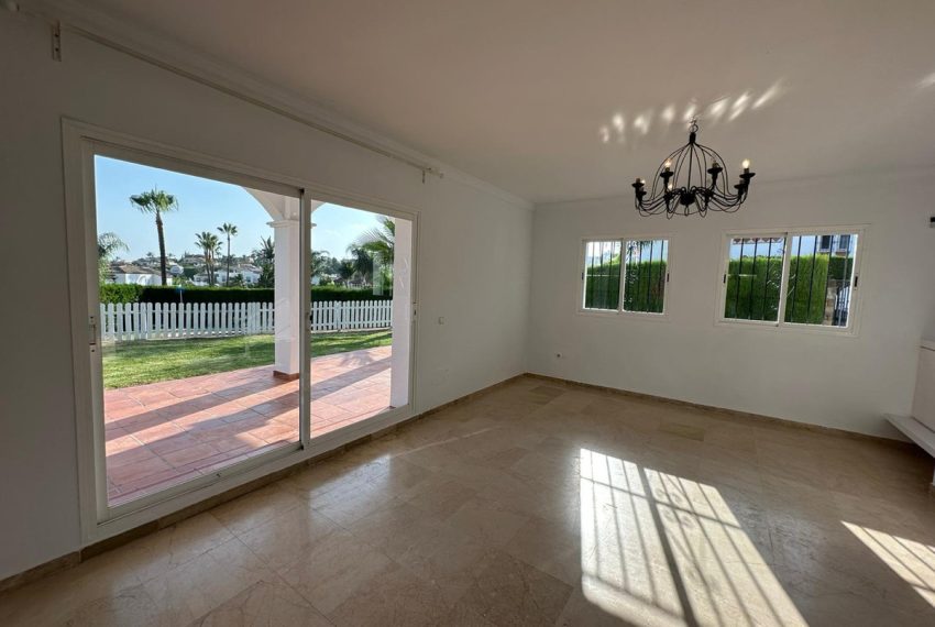 R4687561-Villa-For-Sale-Nueva-Andalucia-Detached-5-Beds-450-Built-5