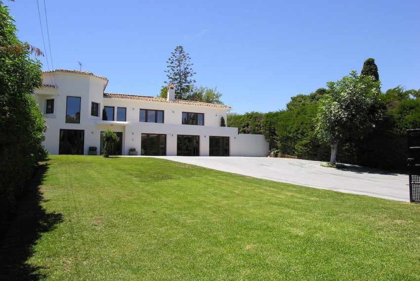 R4395400-Villa-For-Sale-San-Pedro-de-Alcantara-Detached-8-Beds-550-Built-1
