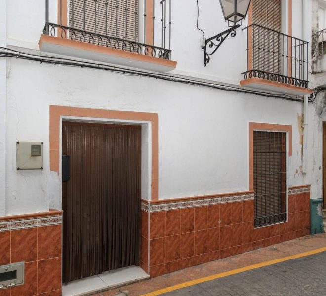 R3845677-Image 1-Terraced - 4 Beds - 165 Built