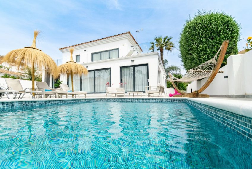 R4074745-Villa-For-Sale-Nueva-Andalucia-Detached-4-Beds-300-Built