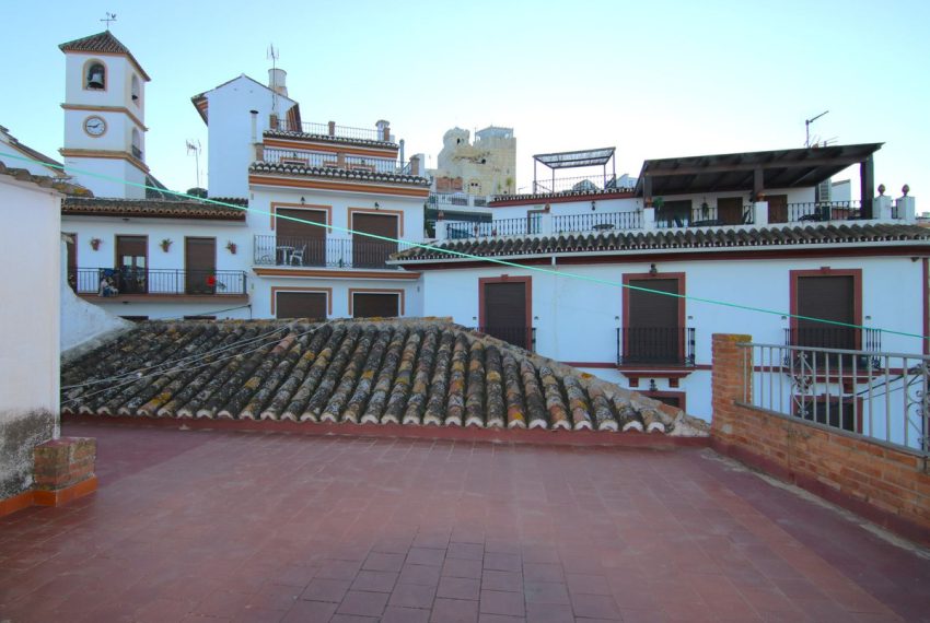 R4235914-Apartment-For-Sale-Guaro-Middle-Floor-5-Beds-285-Built-1