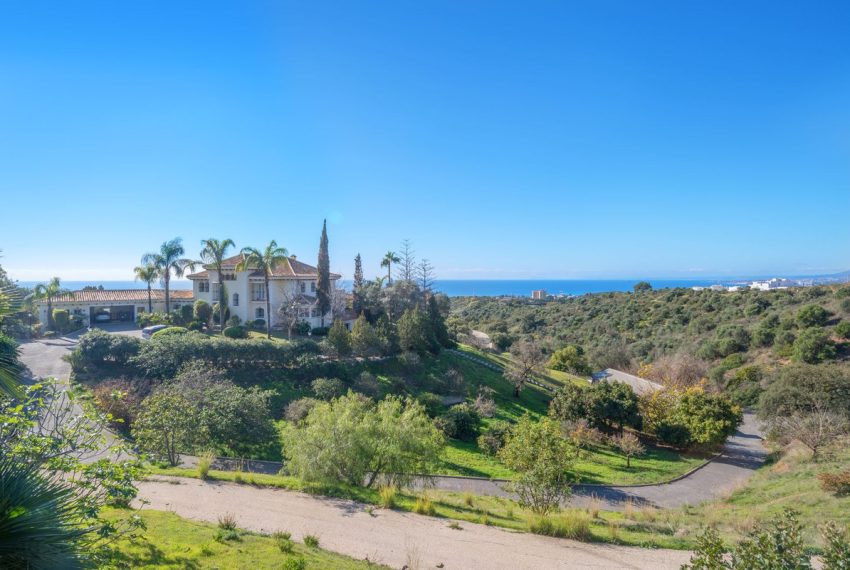 R4248526-Villa-For-Sale-Altos-de-los-Monteros-Detached-8-Beds-1206-Built-1