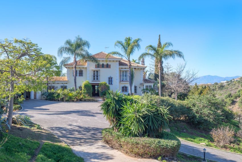 R4248526-Villa-For-Sale-Altos-de-los-Monteros-Detached-8-Beds-1206-Built