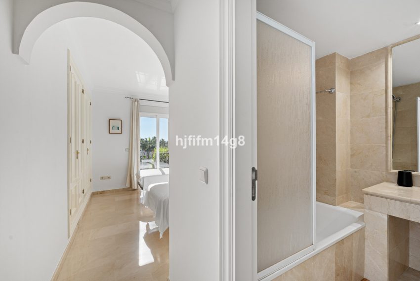 R4967230-Townhouse-For-Sale-Nueva-Andalucia-Terraced-3-Beds-280-Built-19
