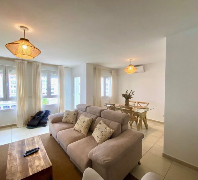 R4258705-Image 1-Middle Floor - 3 Beds - 130 Built