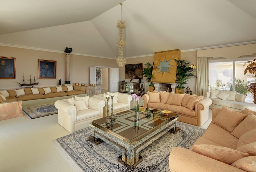 R4300657-Villa-For-Sale-Rio-Real-Detached-10-Beds-2650-Built-1