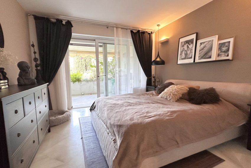 R4308397-Apartment-For-Sale-The-Golden-Mile-Middle-Floor-3-Beds-190-Built-19
