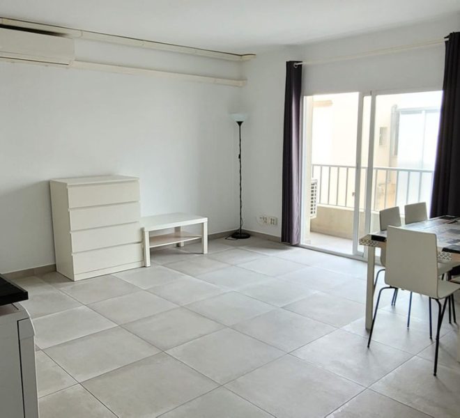 R4361671-Image 1-Middle Floor - 3 Beds - 82 Built