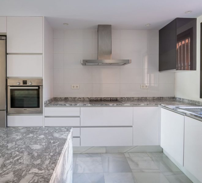 R4437433-Image 1-Middle Floor - 2 Beds - 126 Built