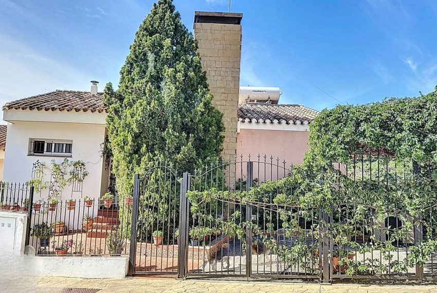 R4662034-Villa-For-Sale-Estepona-Semi-Detached-3-Beds-205-Built