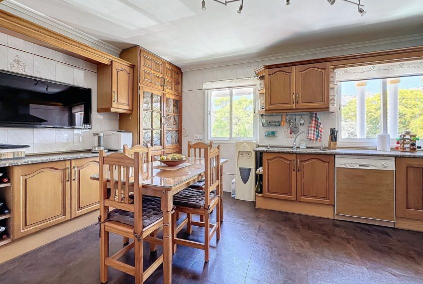 R4765885-Villa-For-Sale-Estepona-Semi-Detached-3-Beds-200-Built